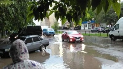 Як у Львові затоплює вулиці міста (ВІДЕО)