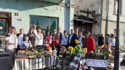 У центрі Жовкви на голову може впасти балкон (ФОТО)