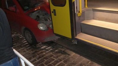 У Львові водій не розминувся із трамваєм (ВІДЕО)