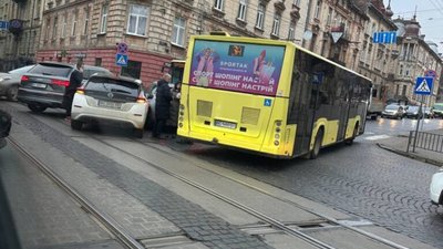 У Львові автомобіль влетів у автобус