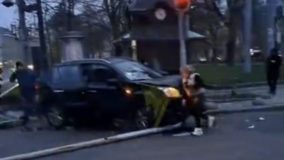 У центрі Львова автомобіль влетів у стовп