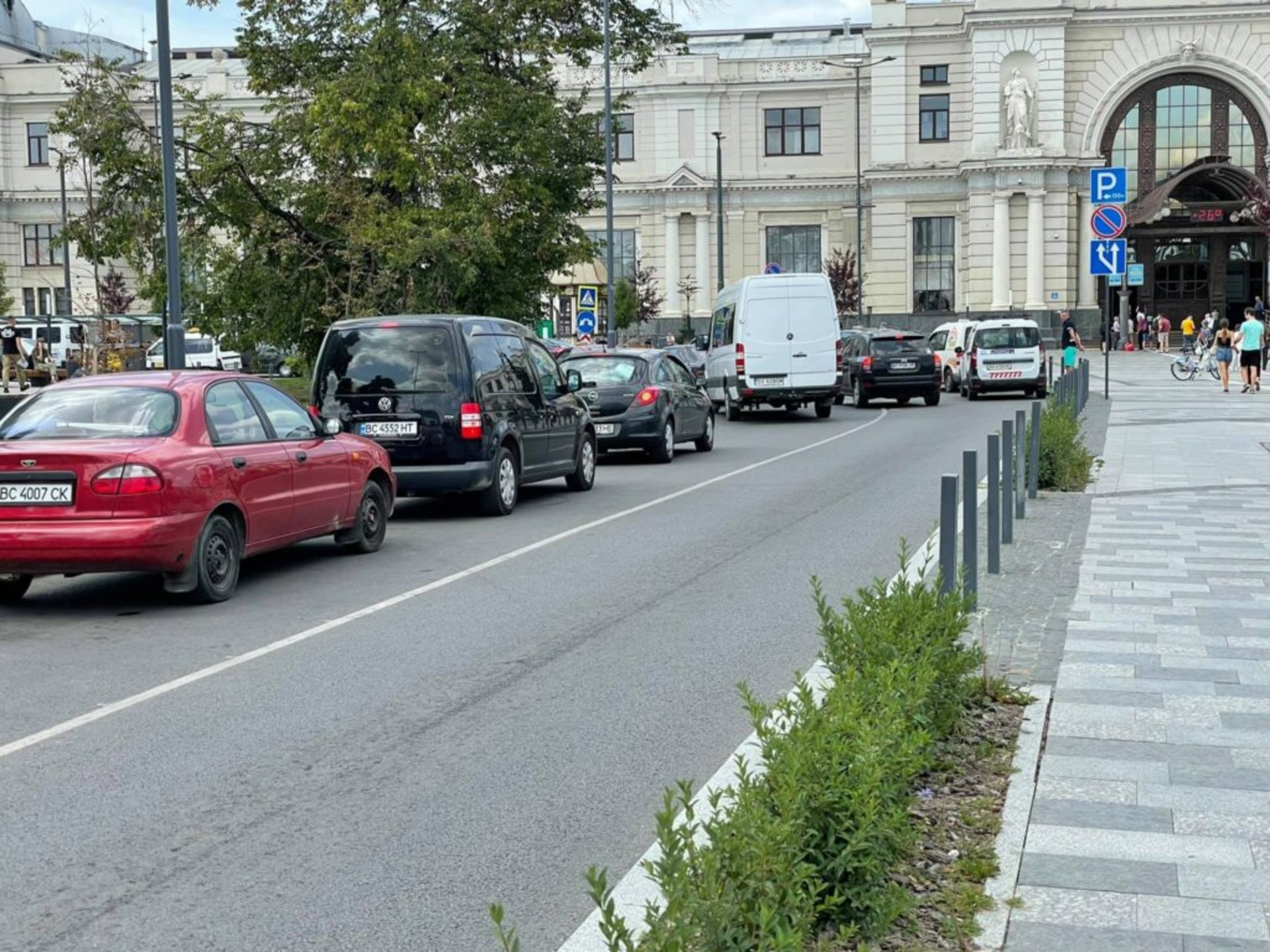 У Львові біля головного залізничного вокзалу почали штрафувати водіїв, фото Зручне місто