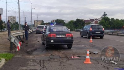 У Львові на Сихівському мості не розминулись автомобілі (ФОТО)