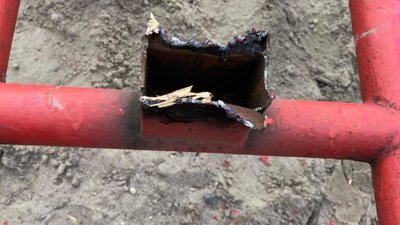 У парку Франка міста Львова попереджають про небезпечний дитячий майданчик (ФОТО)