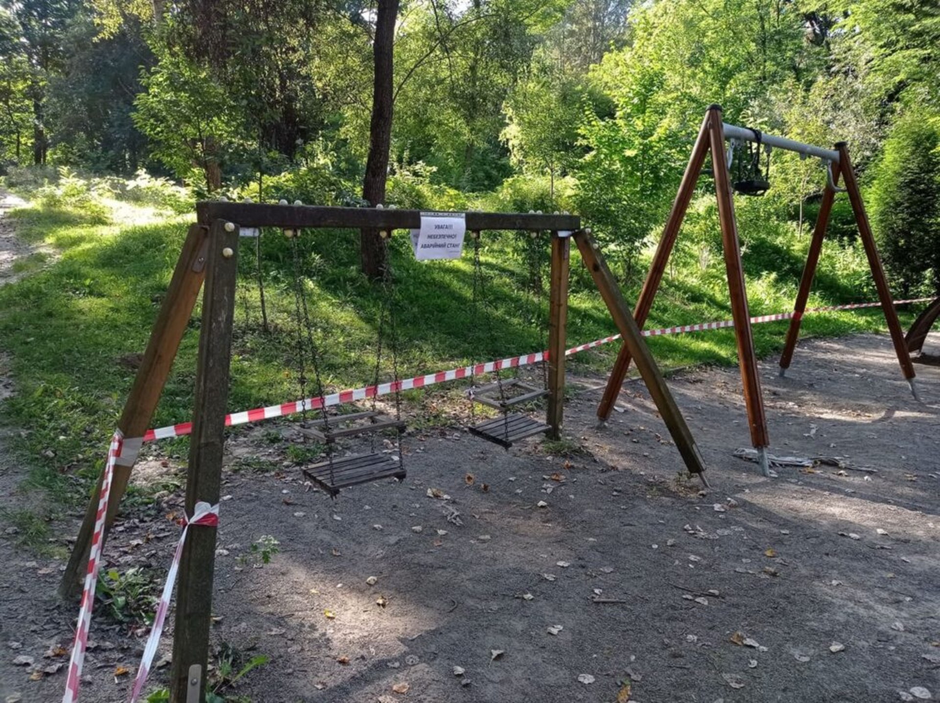 У Парку культури та відпочинку ім. Б. Хмельницького немає коштів на ремонт дитячого майданчику, фото адміністрації парку