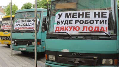 Фінансовий стан перевізників Львівщини залишає бажати кращого: автобуси заправити на дорогу назад нічим