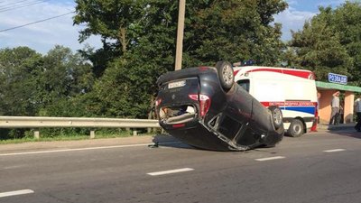 На Львівщині перекинувся автомобіль (ВІДЕО)