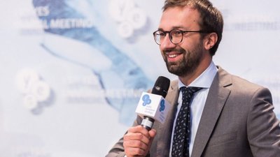 Радник Зеленського Лещенко: президент має поїхати в “ЛДНР“, російське забороняти не потрібно