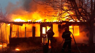 На Яворівщині  з охопленої вогнем будівлі, де було 10 тонн сіна, врятували людей