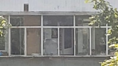 У Новояворівську діти стріляють з балкону пластиковими кульками (ФОТО)