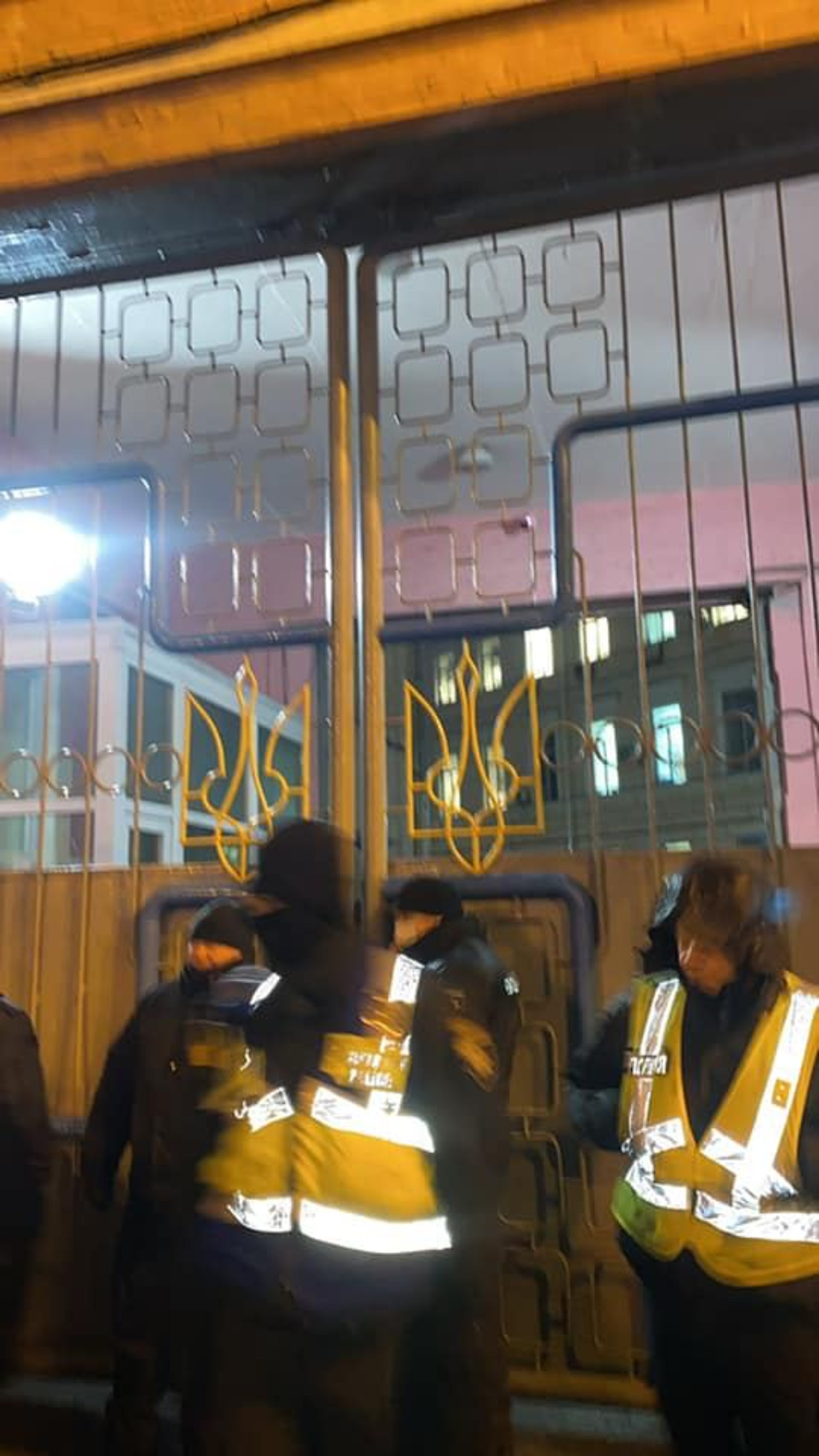 Під будівлю Печерського суду Києва зігнали автозаки, фото Олексія Гончаренка
