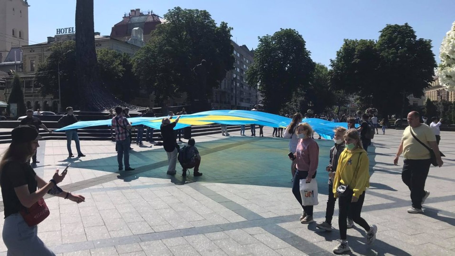 На повітряних кульках до Криму: львів'яни створили послання до кримських татар