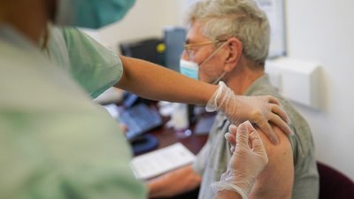 Рада дозволила екстрене використання COVID-вакцин, які не пройшли всі стадії випробувань