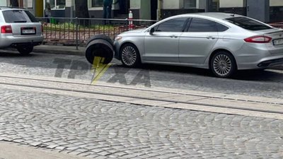 У центрі Львова маршрутка загубила колеса