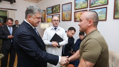 Порошенко у Львові відвідав пацієнтів військового госпіталю (ФОТО)