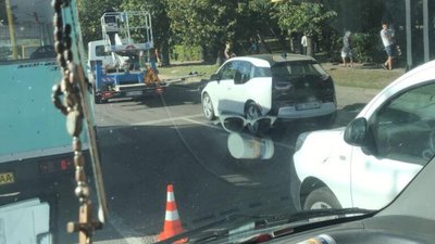 У Львові маршрутка знесла світлофор (ФОТО)