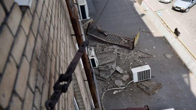 У центрі Львова на жінку обвалився фасад будинку (ФОТО)