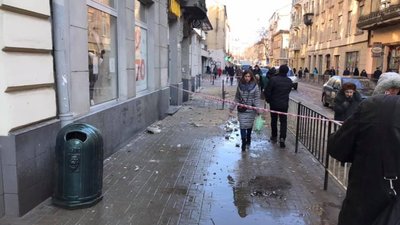 У центрі Львова частина фасаду впала на голову пішохода