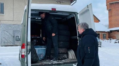 Естонські волонтери передали ще 9 автомобілів для військових, які боронять Україну від ворога