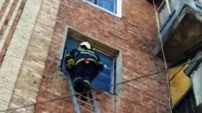 У Бродах з квартири «визволяли» немовля