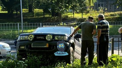 У Львові автомобіль злетів з дороги (ФОТО)