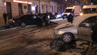 У центрі Львова сталося зіткнення двох іномарок: чоловіка затиснуло в салоні (ВІДЕО)