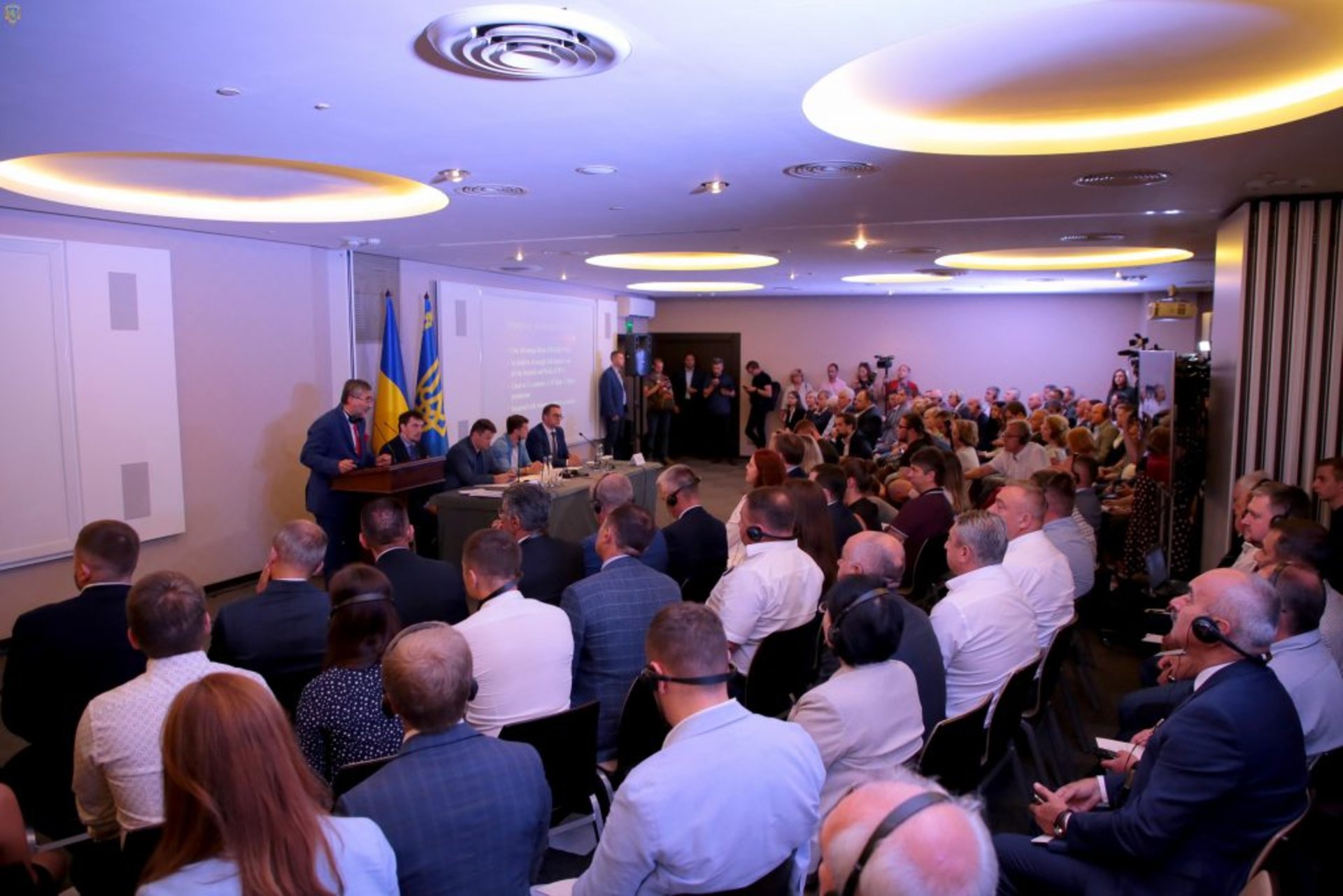 Як Зеленський у сорочці на Львівщині говорив про медичний туризм. Фото прес-служба ЛОДА