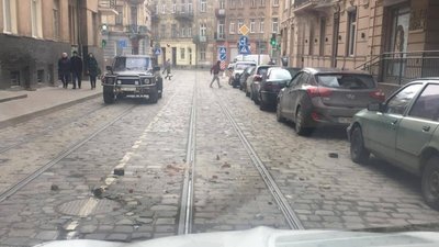 Як львів‘яни наражаються на небезпеку потрапити під дощ з цегли