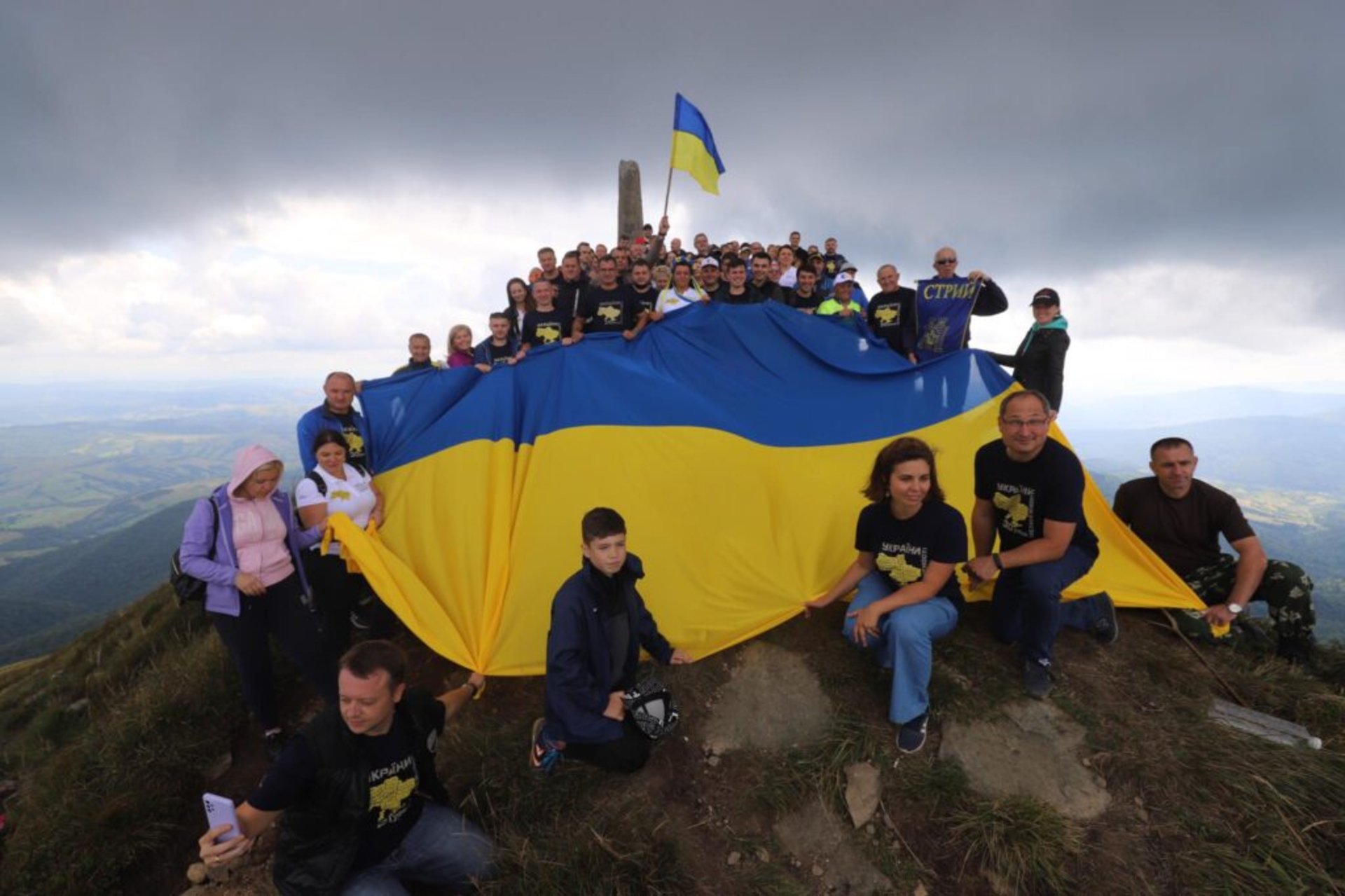 На Львівщині депутати піднялись на гору Пікуй