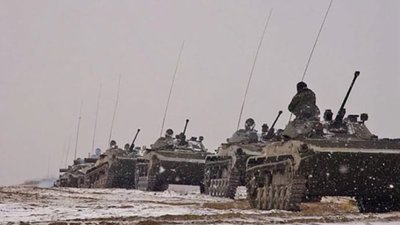 ЗМІ показали відео колони танків на околицях Донецька