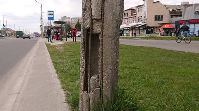 У Львові аварійна електроопора може впасти на людей (ФОТО)
