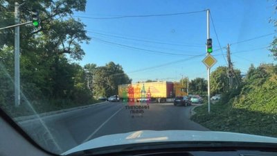 Біля Львова вантажівка перекрила рух