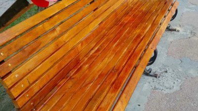 На Львівщині у курортному місті фарбують лавки