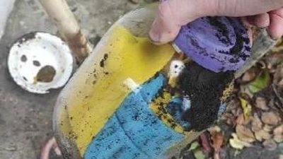 Житель одного зі сіл Харківщини закопав у своєму городі державний прапор України, щоб він не потрапив до рук окупантів