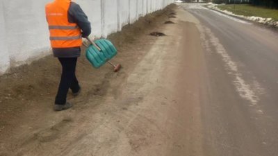 На Львівщині громаду очищають від залишків зими