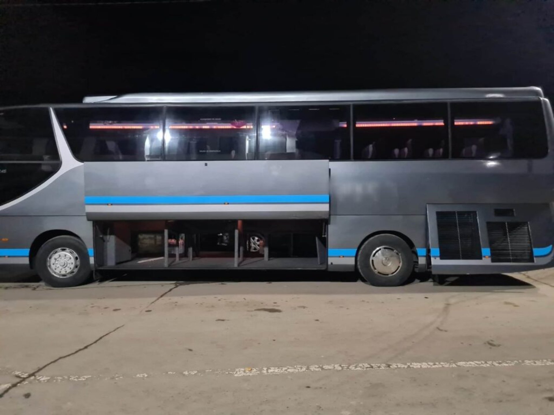 В Угорщину на термальні озера: прикордонники цілу ніч розбирали автобус через контрабанду сигарет