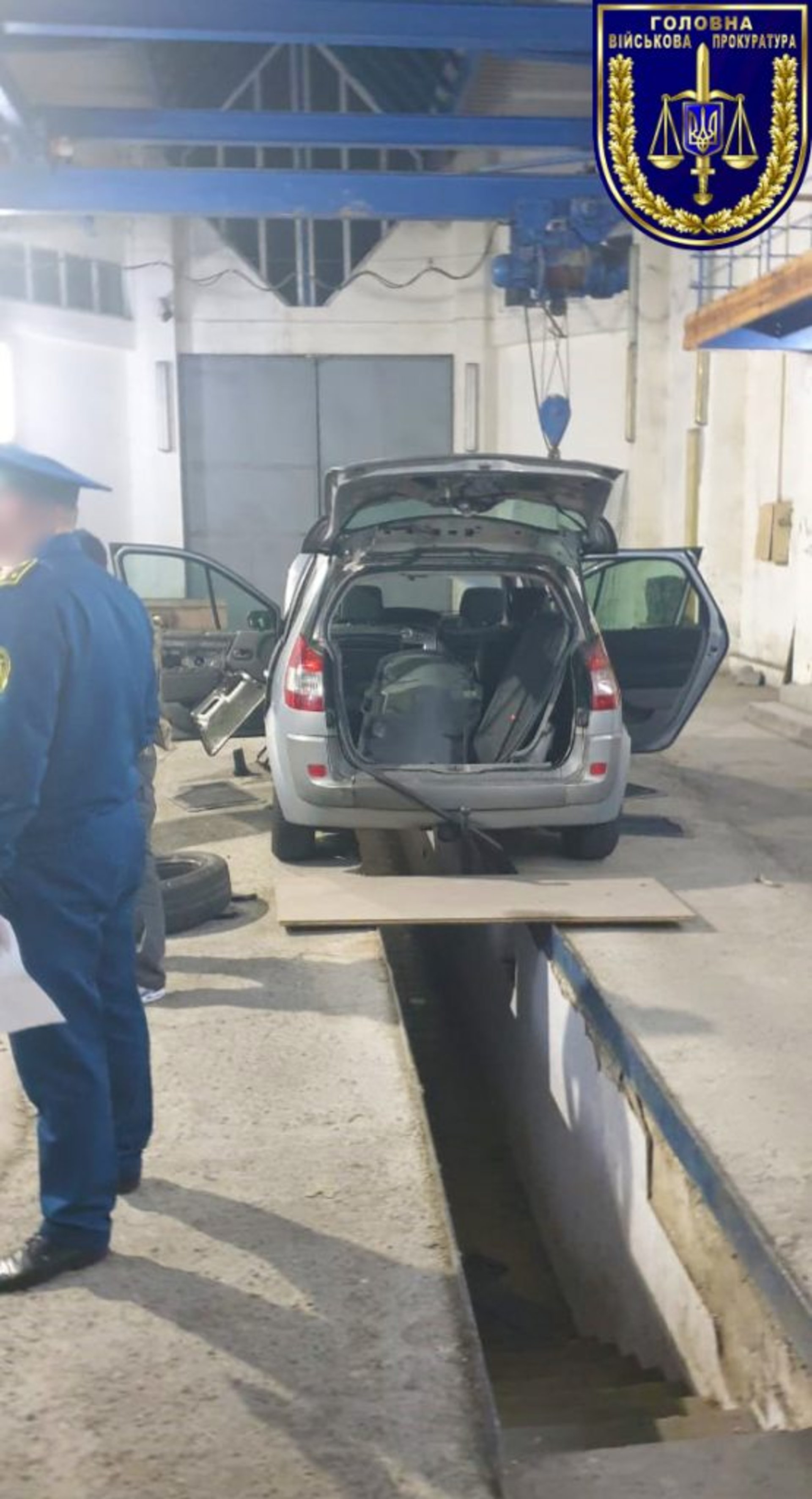 На Яворівщині у француза вилучили автомат і пістолети