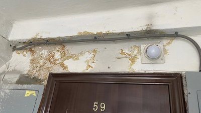 У Львові руйнується житловий будинок