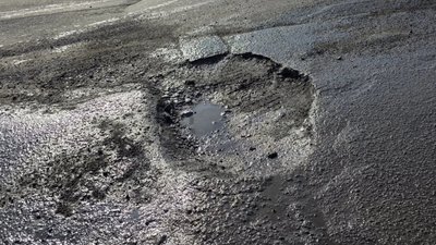 На Львівщині утворились метрові ями