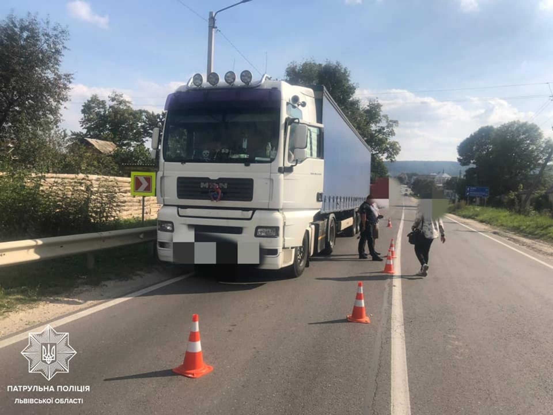 Як псам: на Львівщині іноземець запропонував патрульним аж 400 гривень