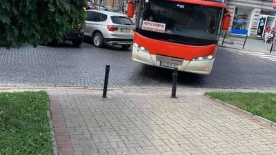 У центрі Львова автобус заблокував рух (ФОТО)