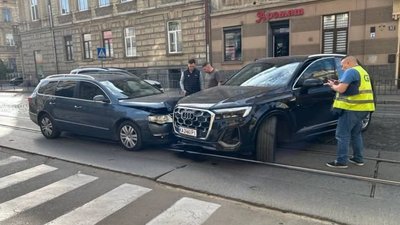 У Львові київський автомобіль зупинив трамваї