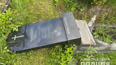 У Яворові вандал зруйнував могили на міському кладовищі (ФОТО)