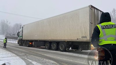 У Львові вантажівки не можуть проїхати через нерозчищену дорогу (ФОТО)