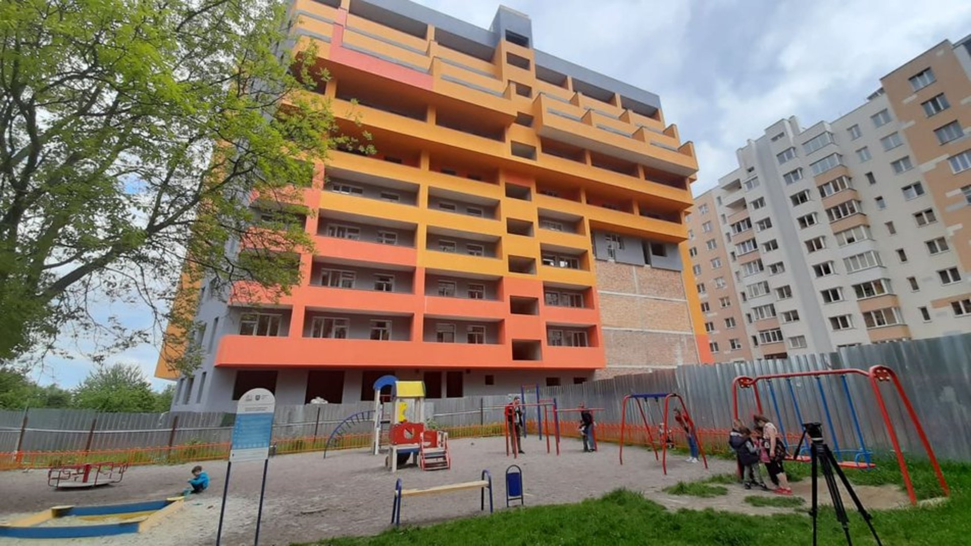 У Львові частину дитячого майданчика віддали у приватну власність забудовнику, фото Суспільне