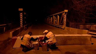У Чернівцях через спалах COVID-19 бетонними плитами заблокували в’їзд у місто (ФОТО)