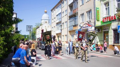 Львівщина живим коридором зустріла тіло Героя (ФОТО)