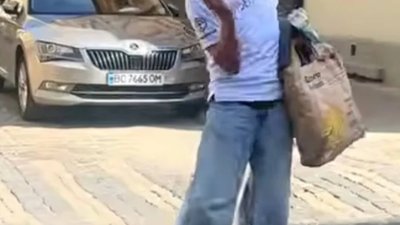 У Львові на вулиці помітили дивного чоловіка (ВІДЕО)