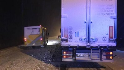На під'їздах до Львова призупинений рух великовагового транспорту (ФОТО, ВІДЕО)