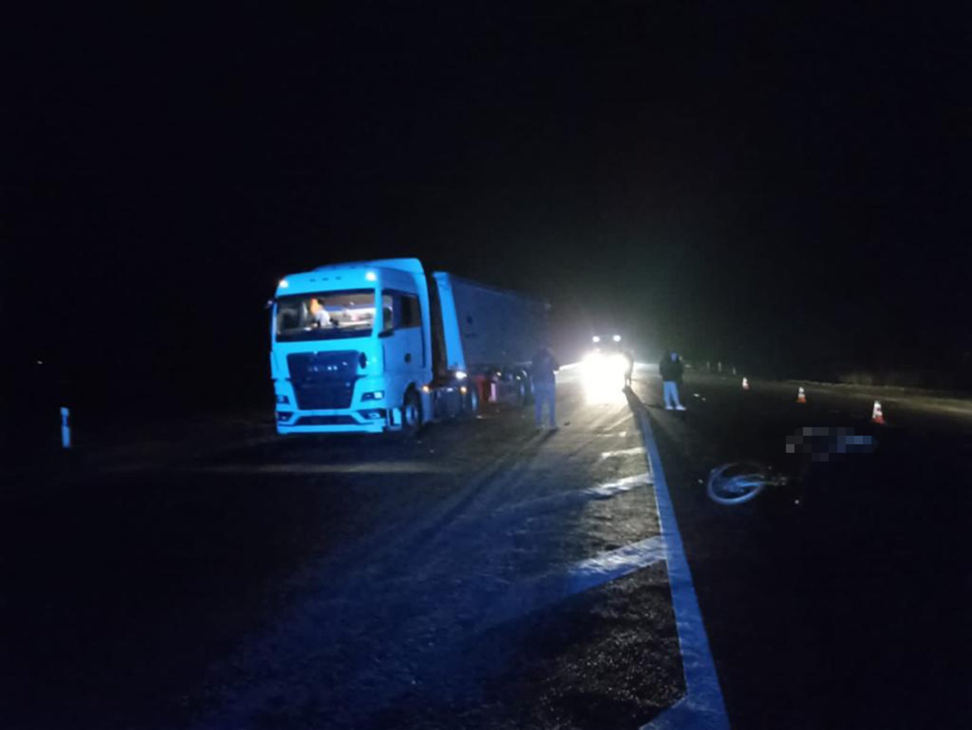 На трасі Київ-Чоп вантажівка на смерть збила велосипедиста
